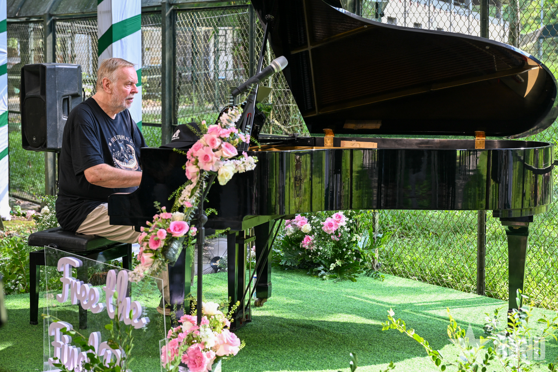 Rick Wakeman chơi piano tặng những chú gấu ở Tam Đảo