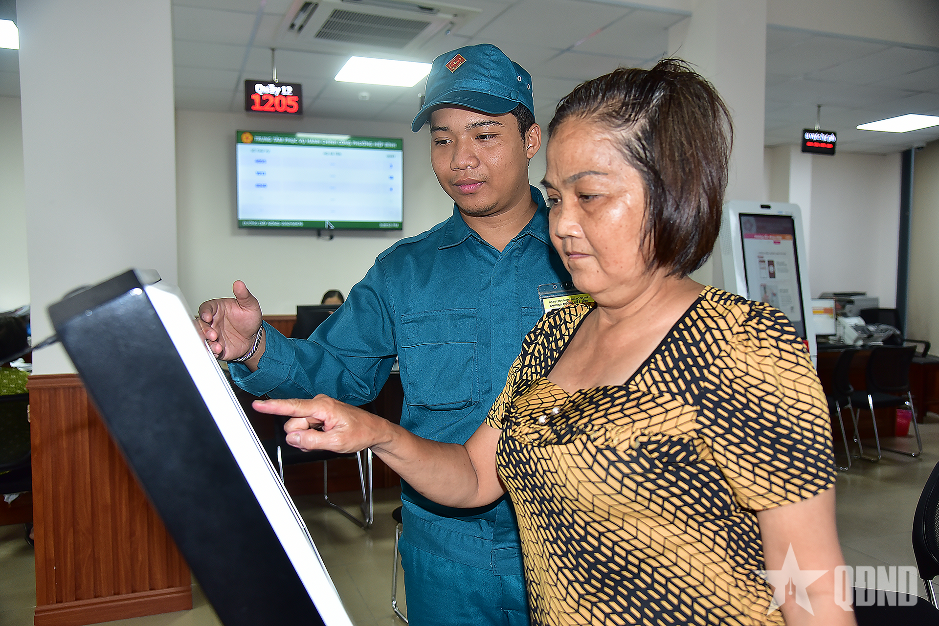 “Chiến sĩ sao vuông” hỗ trợ người dân làm thủ tục hành chính trực tuyến