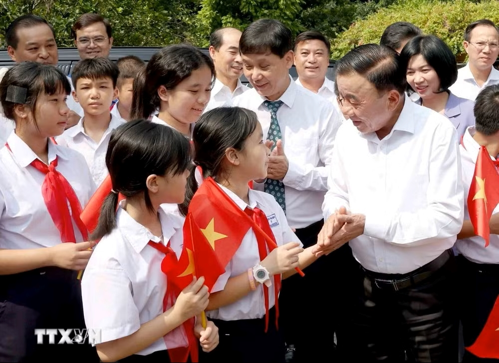 Thường trực Ban Bí thư Trần Cẩm Tú thăm và trao quà Trung thu tặng Làng trẻ em SOS Hà Nội