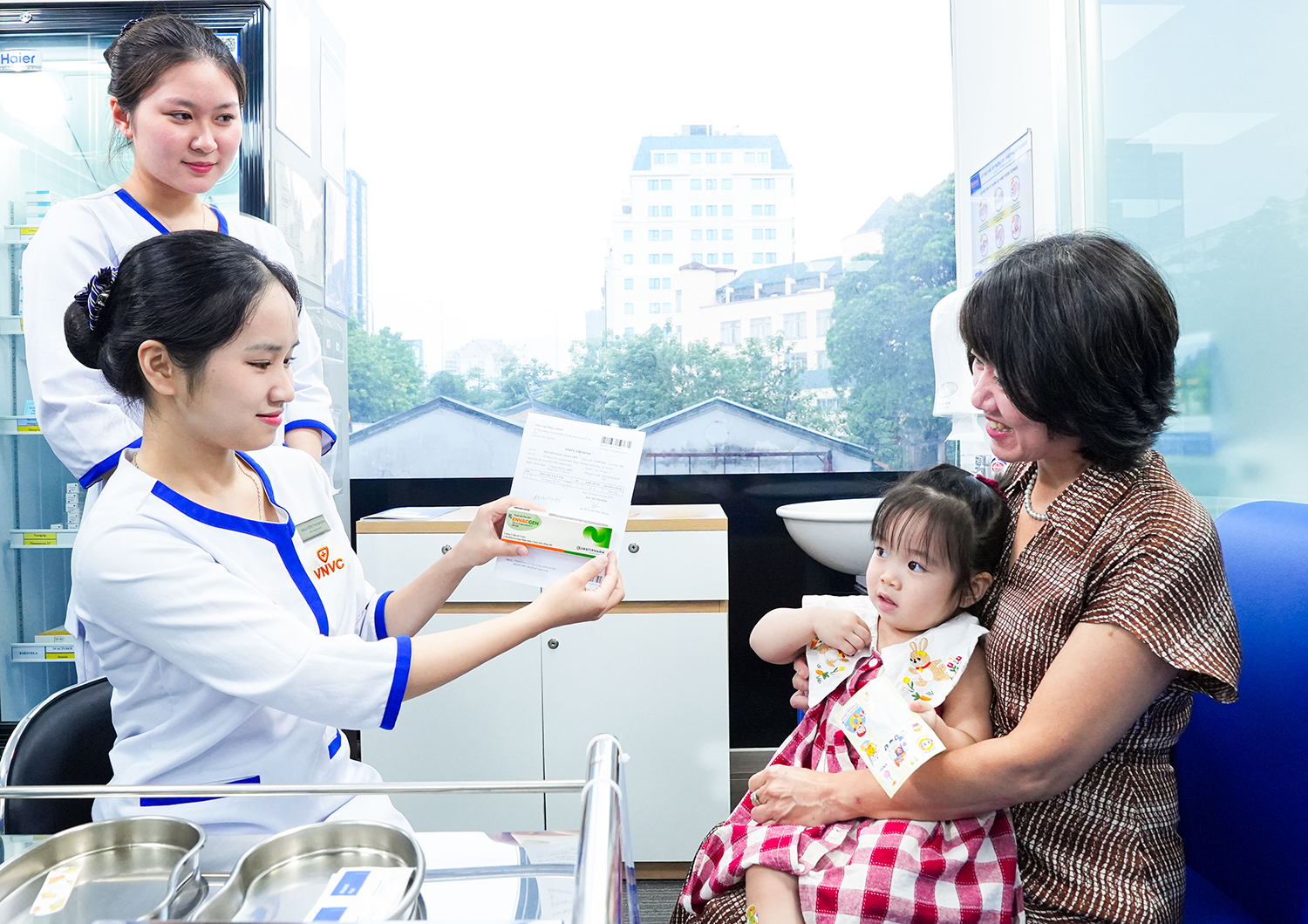 VNVC ra mắt vắc xin tay chân miệng