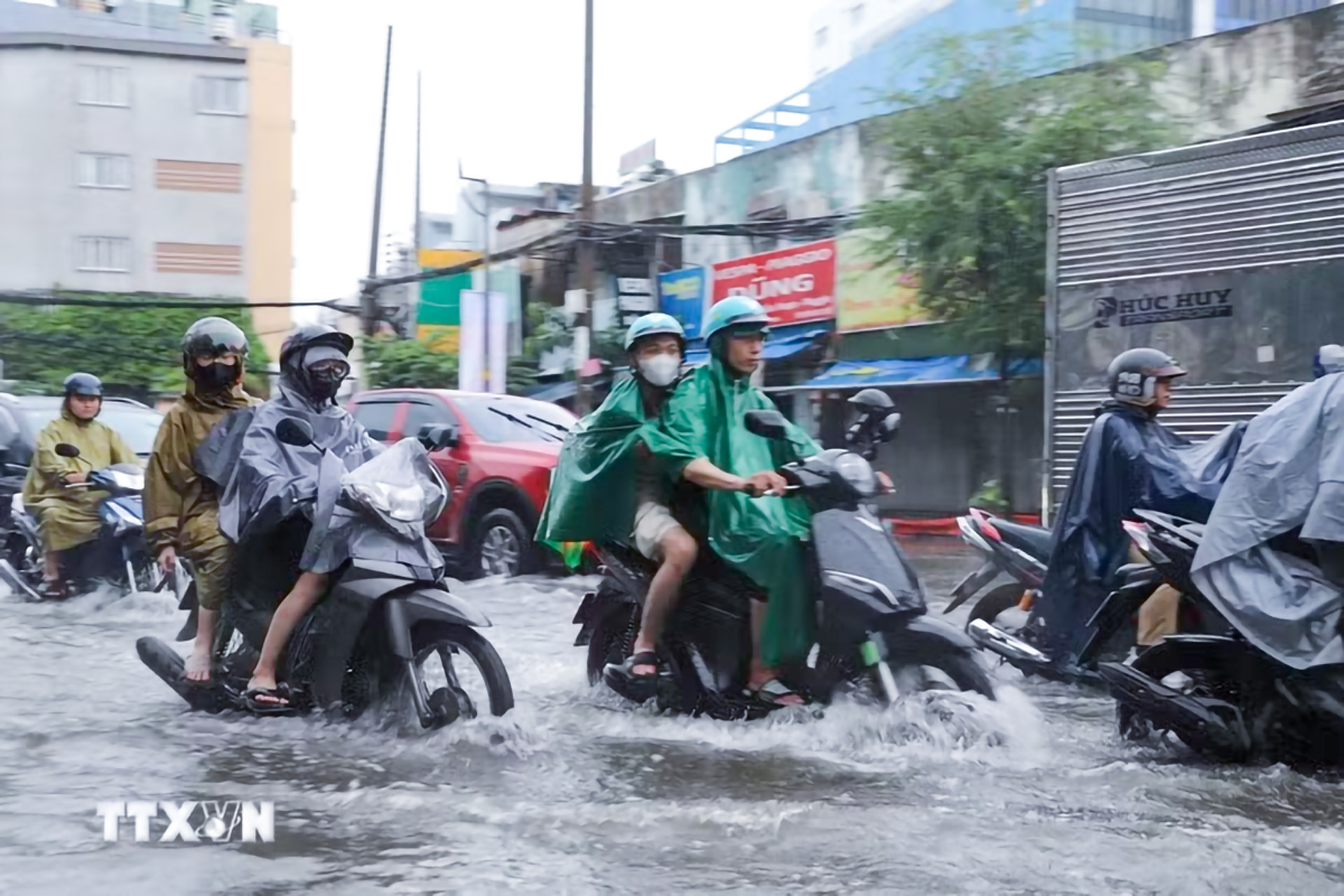Thời tiết hôm nay (26-9): Trung Bộ và Nam Bộ có mưa dông