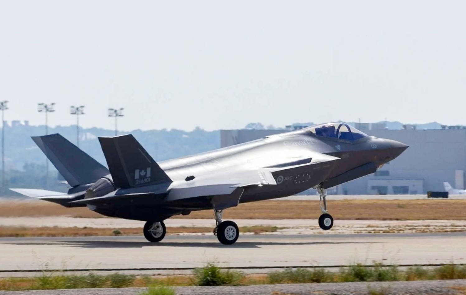 Quân sự thế giới hôm nay (25-9): Tiêm kích F-35 đầu tiên của Canada bay thử nghiệm

