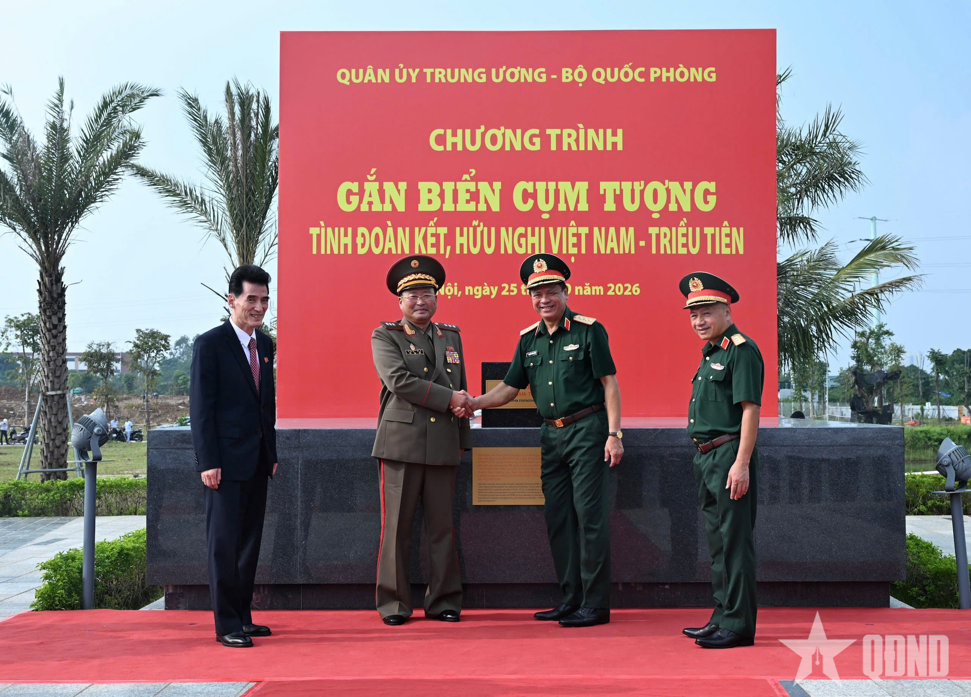Gắn biển Cụm tượng tình đoàn kết, hữu nghị Việt Nam - Triều Tiên tại Bảo tàng Lịch sử Quân sự Việt Nam