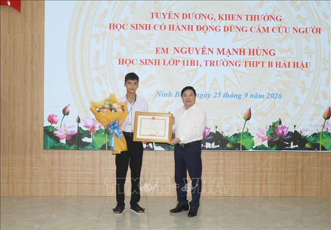 Ninh Bình: Khen thưởng nam sinh lớp 11 dũng cảm cứu hai em nhỏ rơi xuống sông