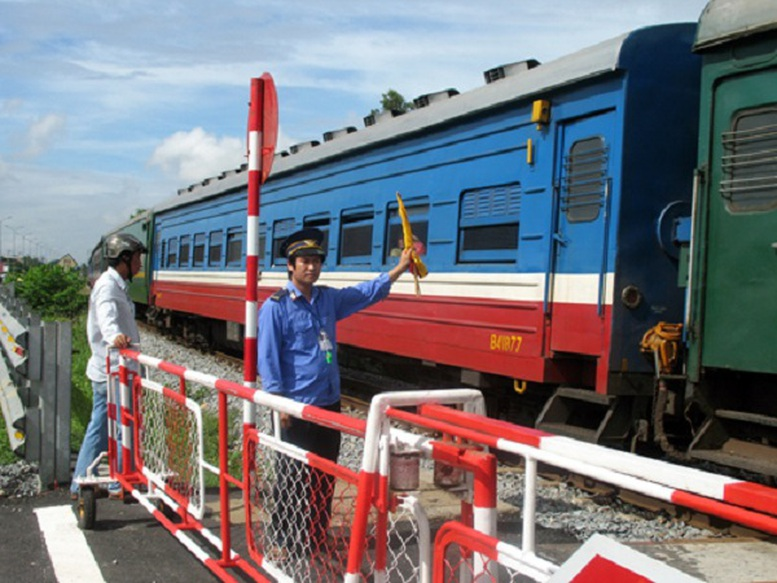 Việc xử phạt vi phạm hành chính đối với các hành vi vi phạm quy định về quản lý an toàn hệ thống đường sắt được quy định như thế nào?