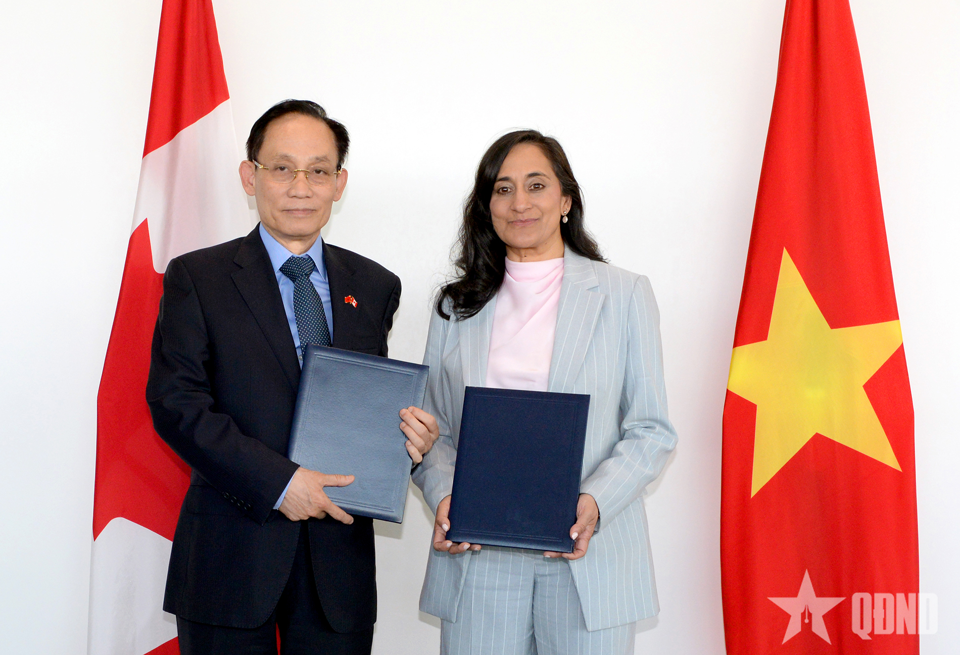 Bộ trưởng Bộ Ngoại giao Lê Hoài Trung hội đàm với Bộ trưởng Ngoại giao Canada Anita Anand