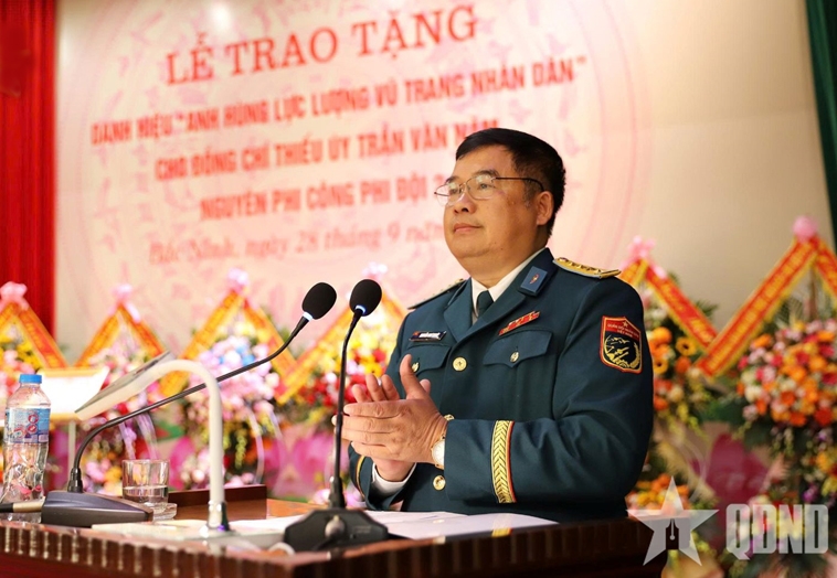 Phi công Trần Văn Năm đón nhận danh hiệu Anh hùng Lực lượng vũ trang nhân dân