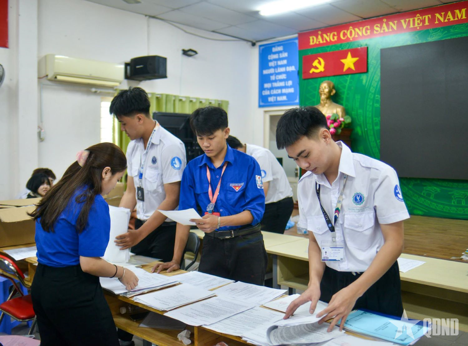 Xung kích vì nhân dân phục vụ