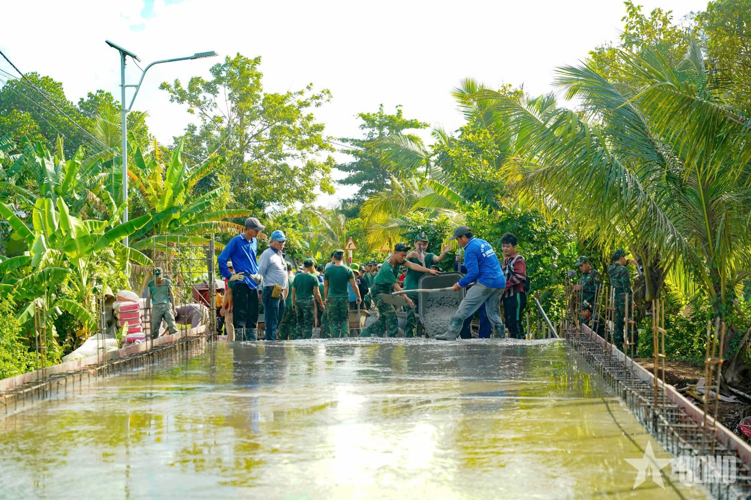 Làm cầu, đâu chỉ đưa pháo sang sông