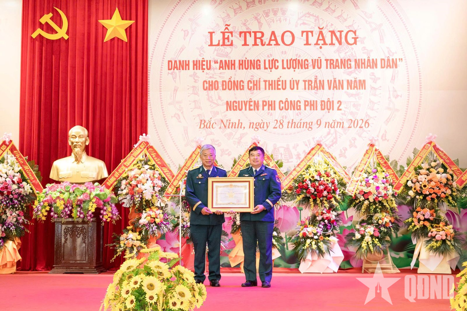 Phi công Trần Văn Năm đón nhận danh hiệu Anh hùng Lực lượng vũ trang nhân dân