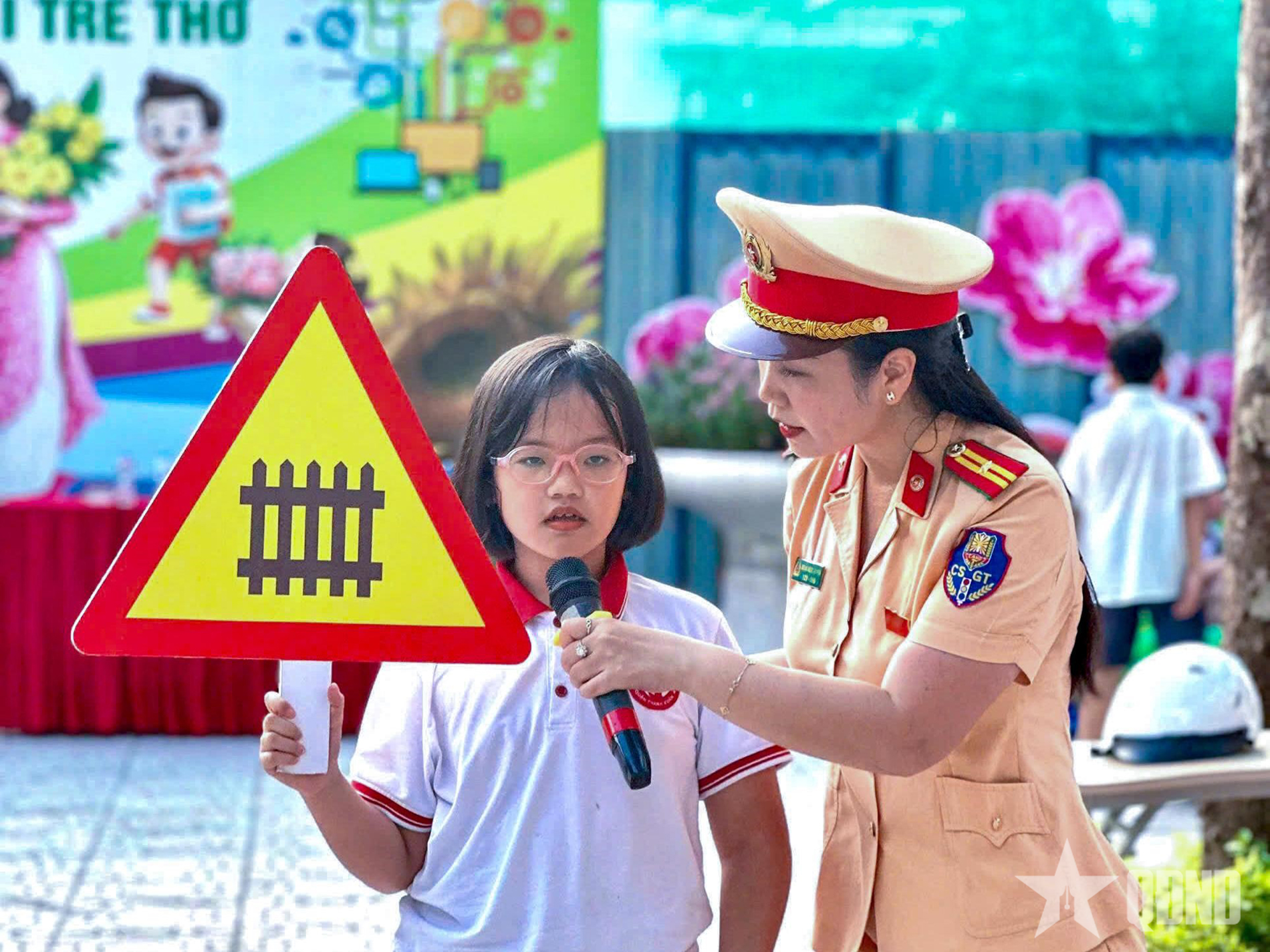 Học sinh Trường Tiểu học Khương Mai học kỹ năng tham gia giao thông an toàn