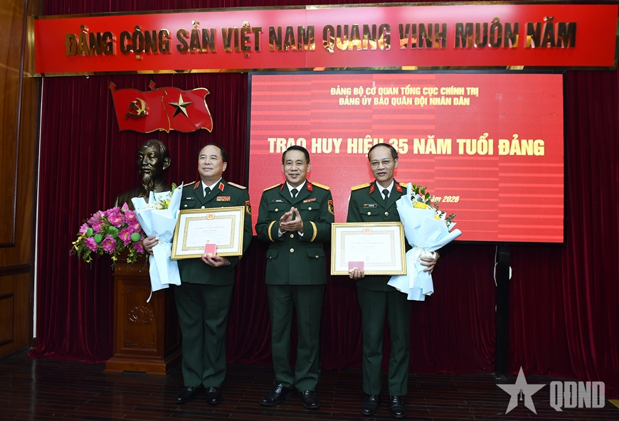 Trao Huy hiệu 35 năm tuổi Đảng tặng các đảng viên thuộc Đảng bộ Báo Quân đội nhân dân