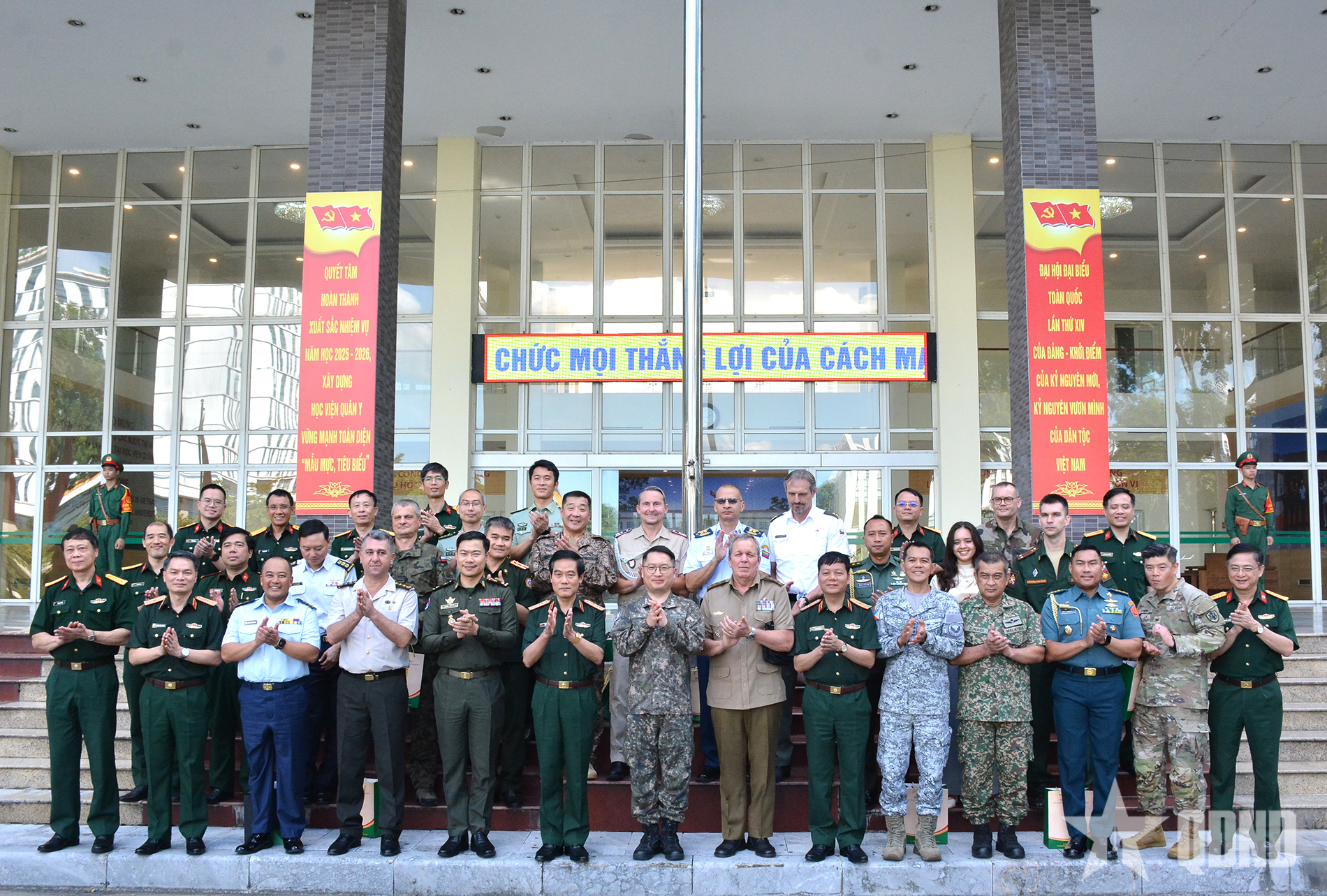 Đoàn Tùy viên Quân sự các nước thăm, làm việc tại Học viện Quân y