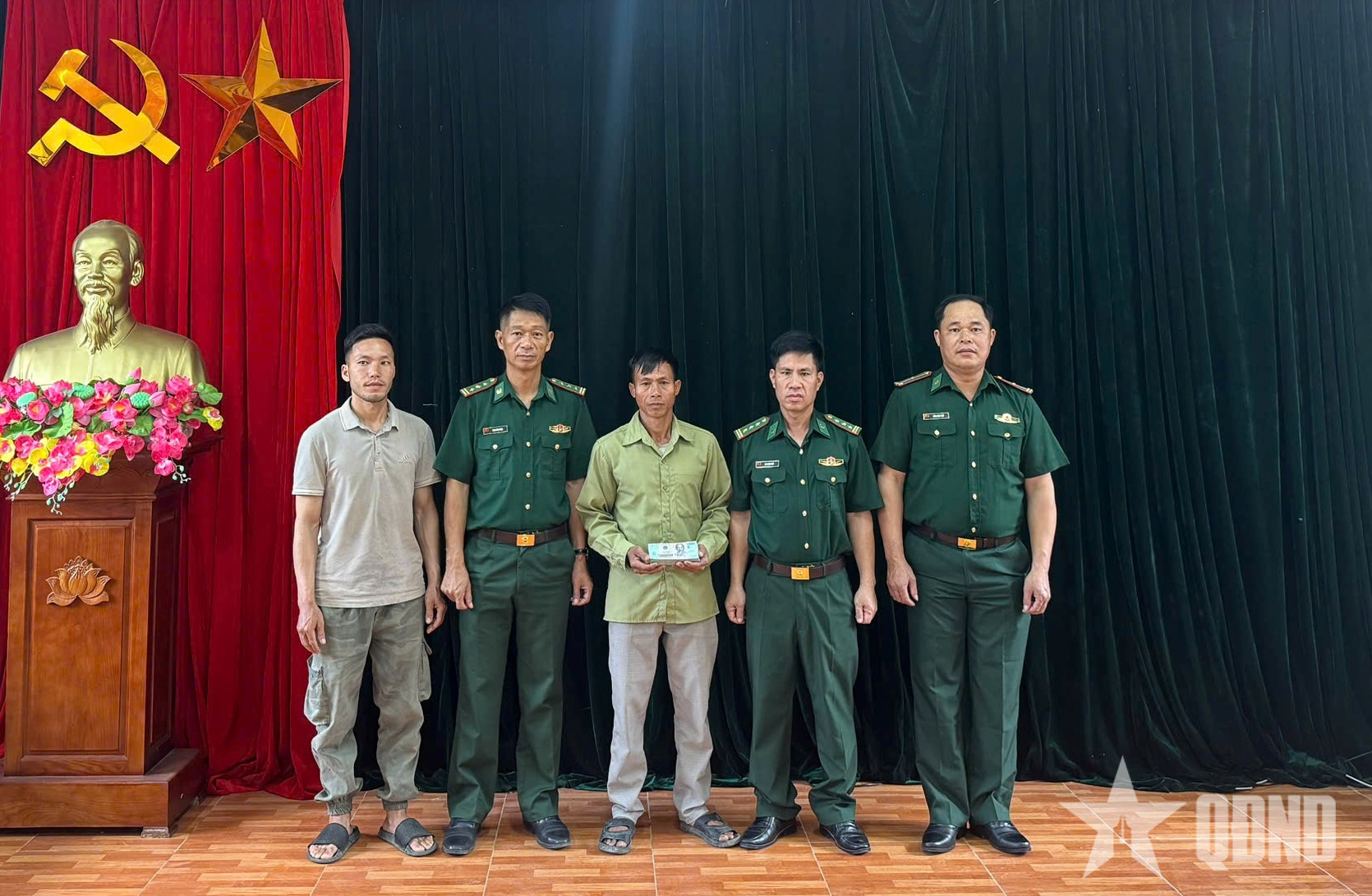 Điện Biên: Bộ đội Biên phòng trả lại của rơi