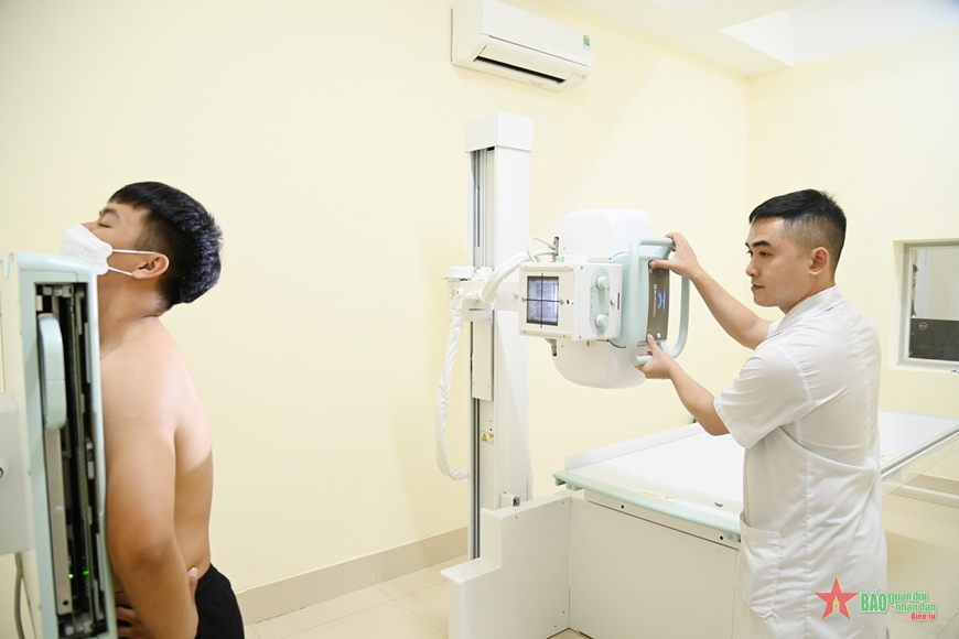 Mất 1/2 đốt ngón trỏ tay phải (tay thuận) xếp sức khỏe loại mấy, đủ điều kiện tham gia nghĩa vụ quân sự không?
