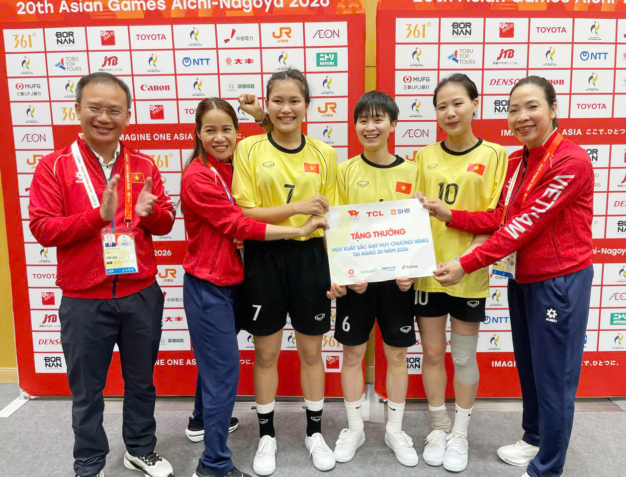Giành huy chương vàng ASIAD 20, đội tuyển cầu mây đôi nữ Việt Nam nhận thưởng 