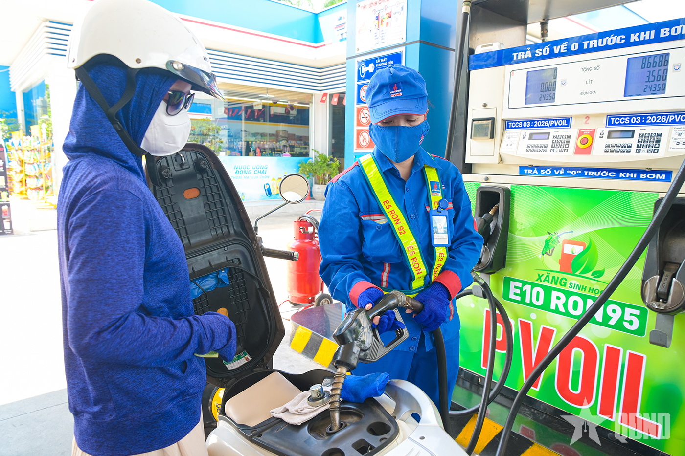 Đề xuất doanh nghiệp tự quyết giá xăng dầu

