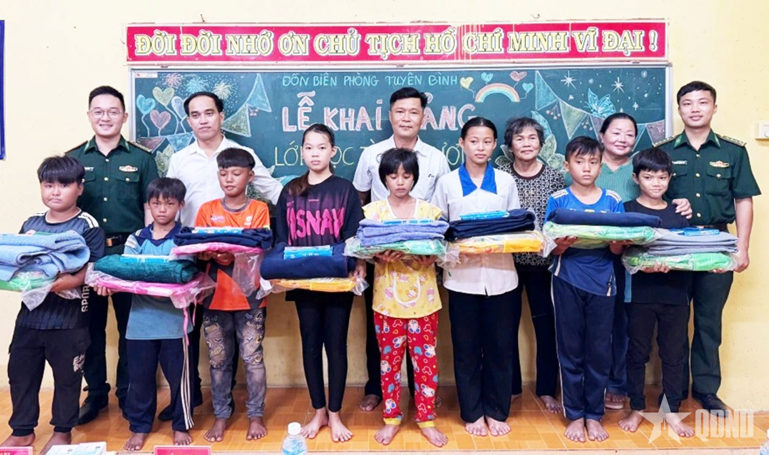 Trao yêu thương tặng các em có mảnh đời gian khó
