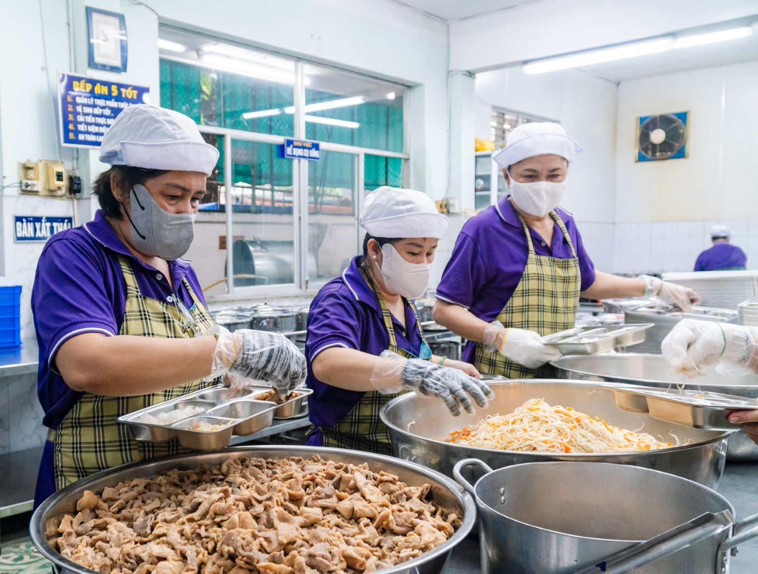 Phụ huynh giám sát bữa ăn bán trú: Chính đáng, nhưng phải có trách nhiệm