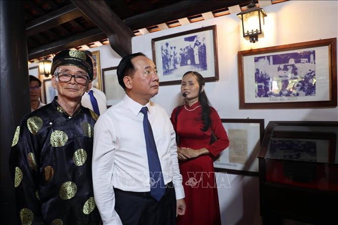 Trưởng Ban Tuyên giáo Trung ương dâng hương tại Nhà lưu niệm cụ Huỳnh Thúc Kháng
