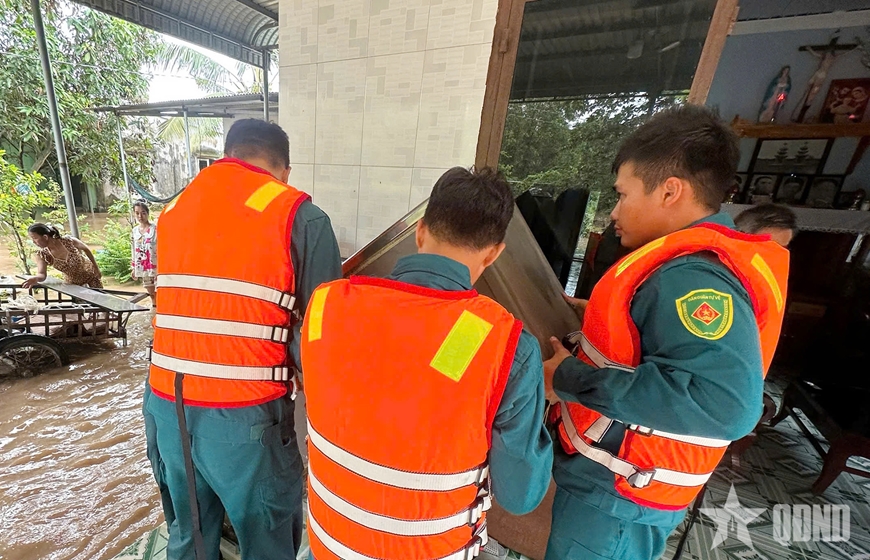 Đồng Nai: Cán bộ, chiến sĩ tích cực hỗ trợ nhân dân vùng ngập