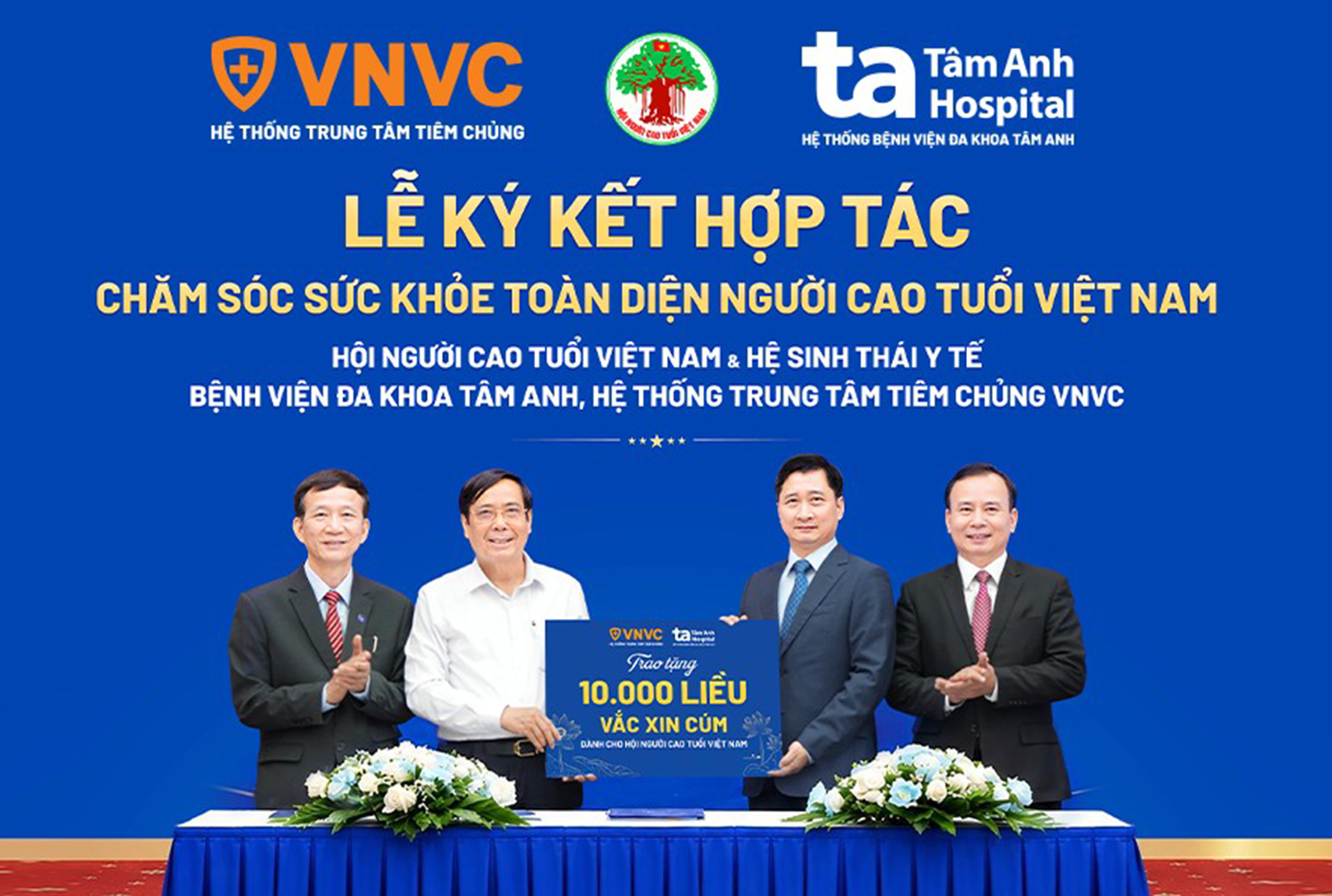 VNVC trao 10.000 liều vaccine cúm tặng người cao tuổi