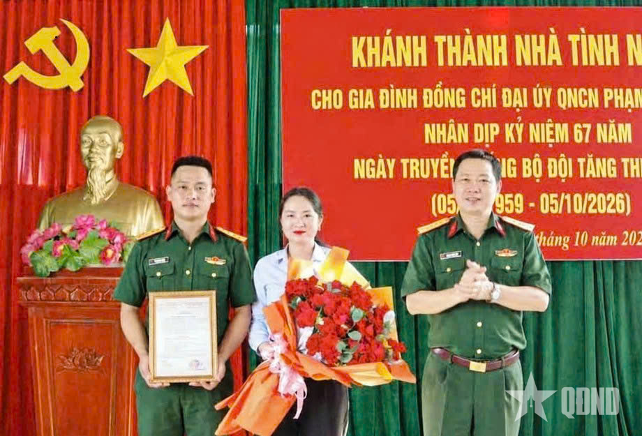 Lữ đoàn 215 (Binh chủng Tăng thiết giáp) bàn giao nhà tình nghĩa cho quân nhân