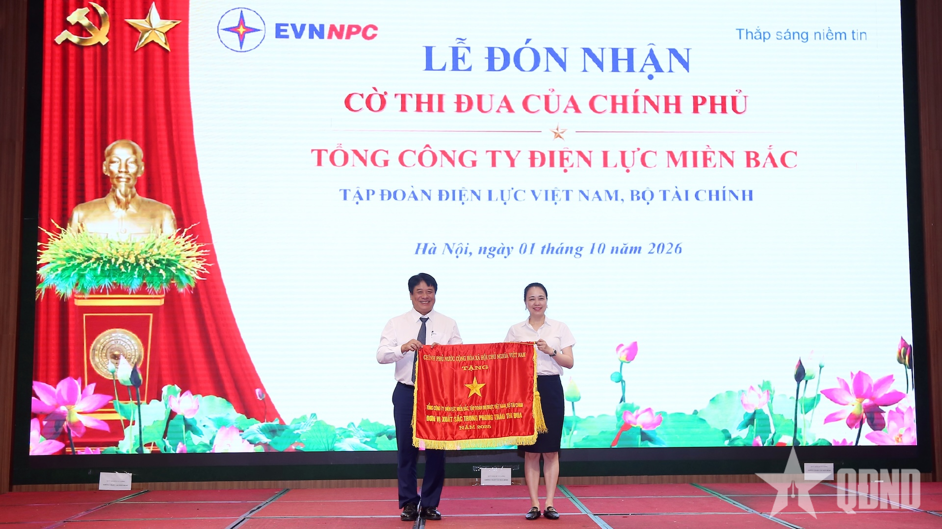 EVNNPC đón nhận Cờ thi đua của Chính phủ