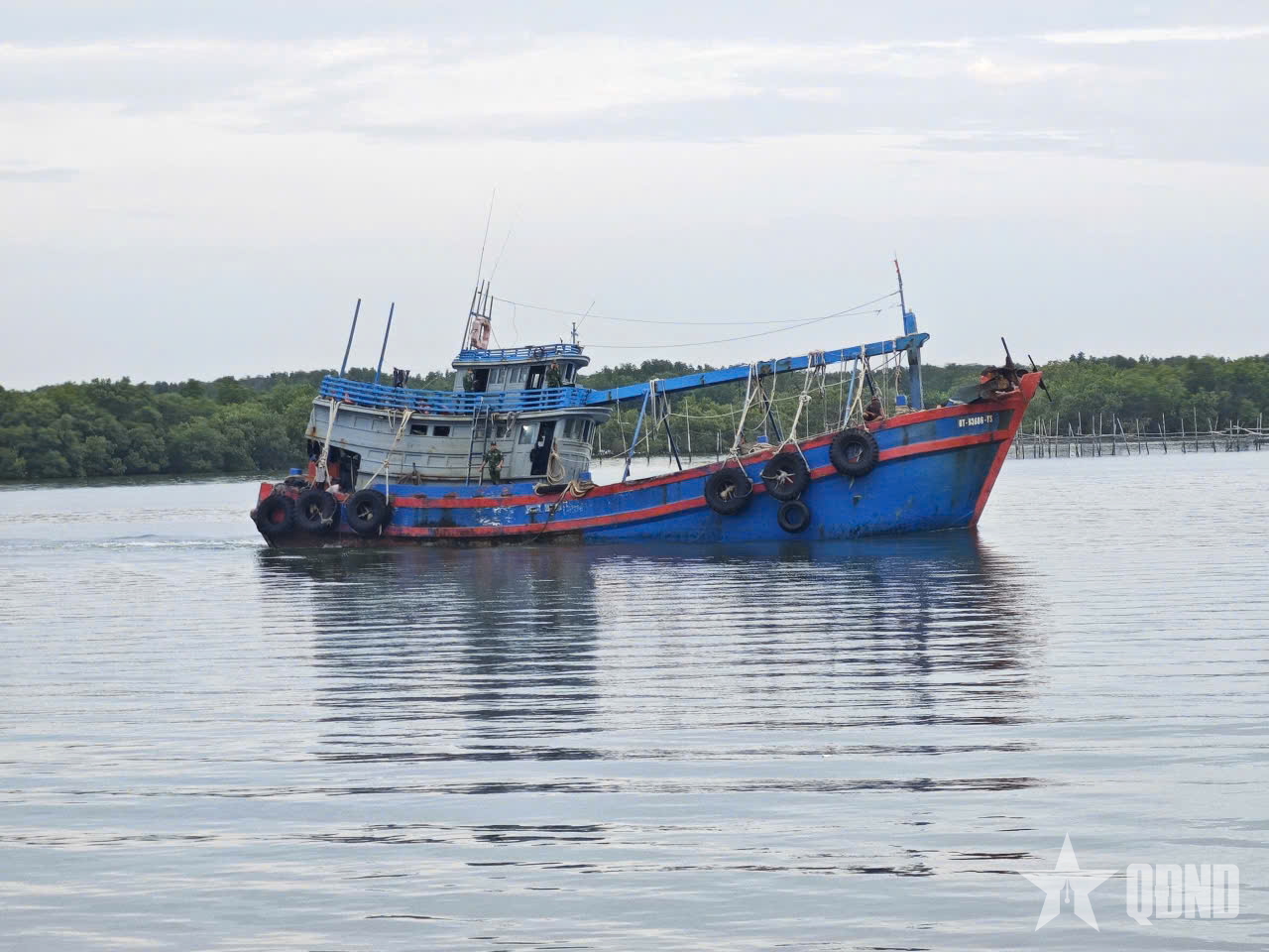 Bộ đội Biên phòng bắt tàu chở 50.000 lít dầu không rõ nguồn gốc