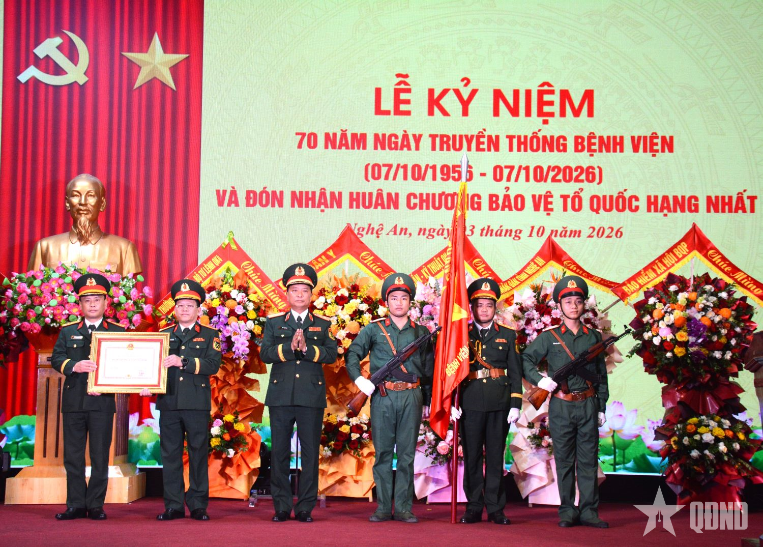 Bệnh viện Quân y 4 (Cục Hậu cần-Kỹ thuật Quân khu 4) đón nhận Huân chương Bảo vệ Tổ quốc hạng Nhất