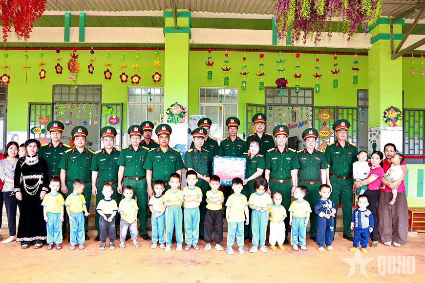 Nắm chắc tình hình địa bàn, tích cực giúp đỡ nhân dân