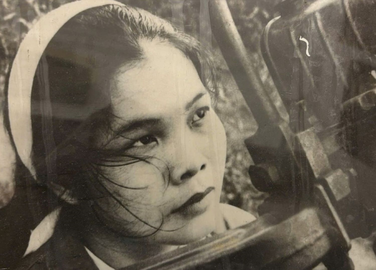 Nữ pháo thủ chít khăn tang kiên cường bên mâm pháo