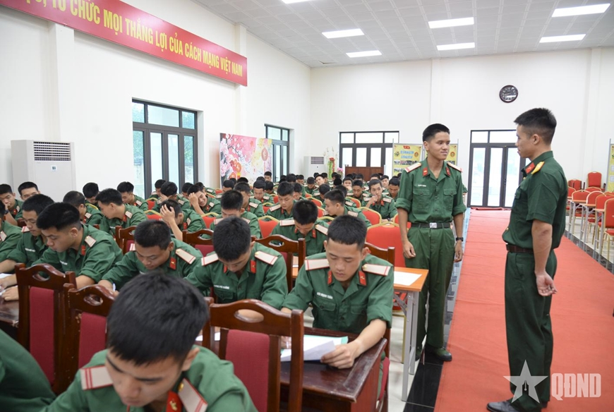 Để giờ học chính trị không còn khô khan