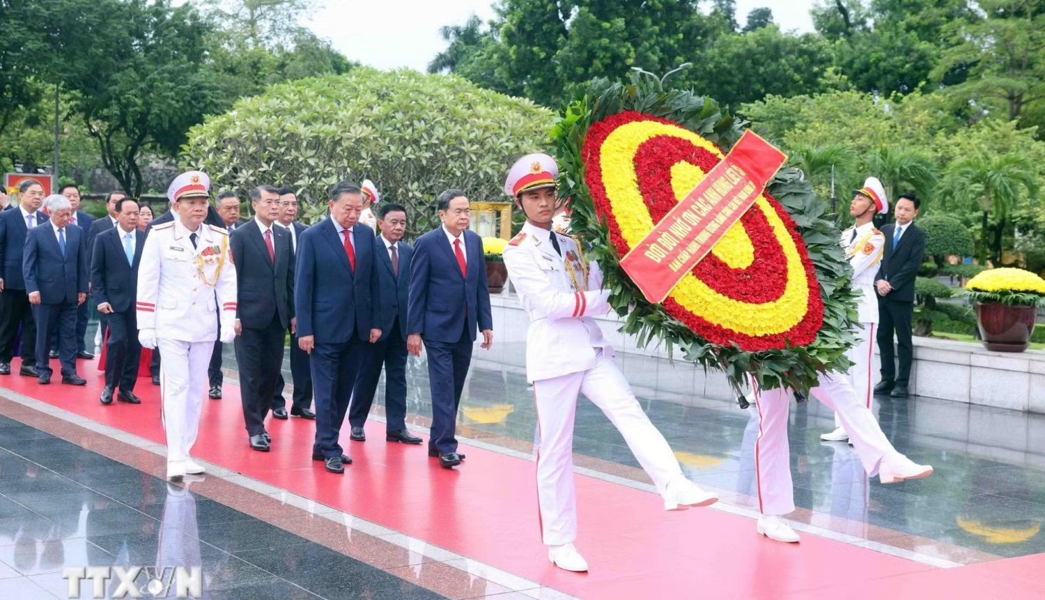 Lãnh đạo Đảng, Nhà nước đặt vòng hoa tại Đài tưởng niệm các anh hùng liệt sĩ