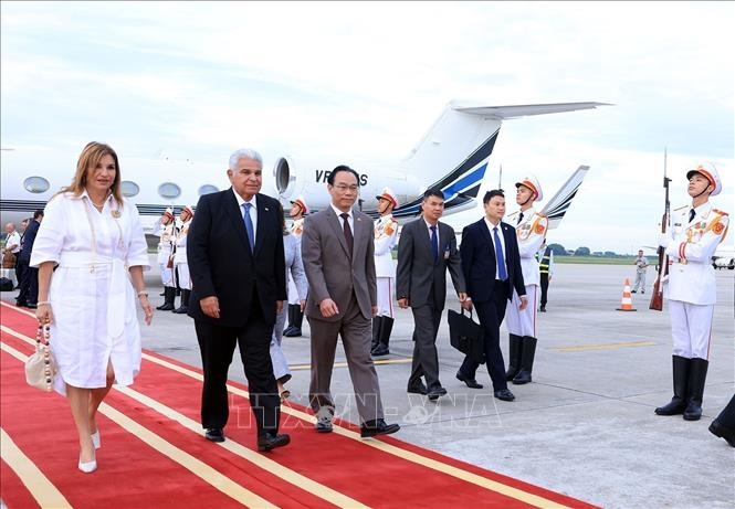 Tổng thống Cộng hòa Panama và phu nhân đến Hà Nội, bắt đầu thăm chính thức Việt Nam