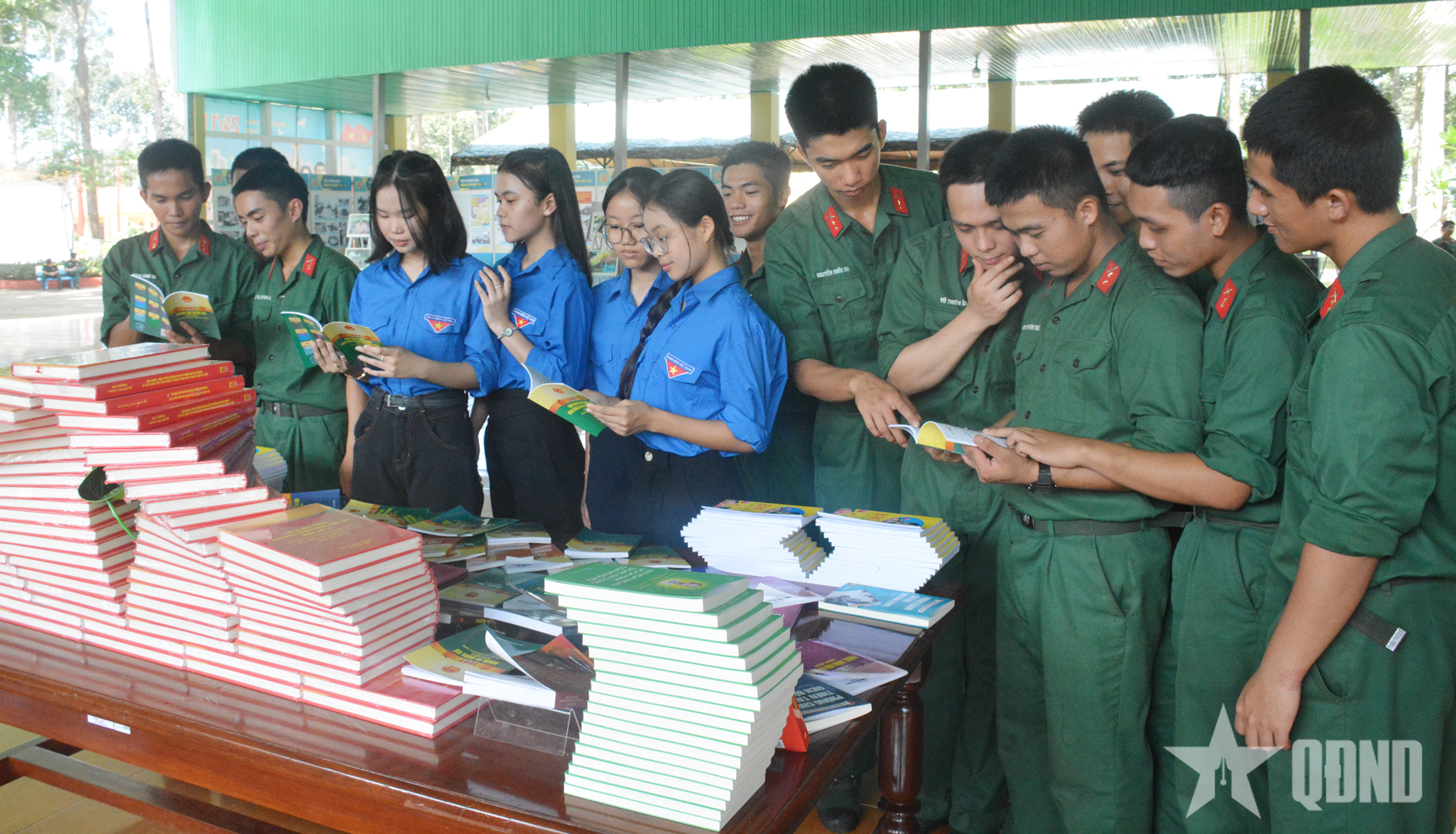 Giáo dục truyền thống qua sách và những tấm gương Anh hùng
