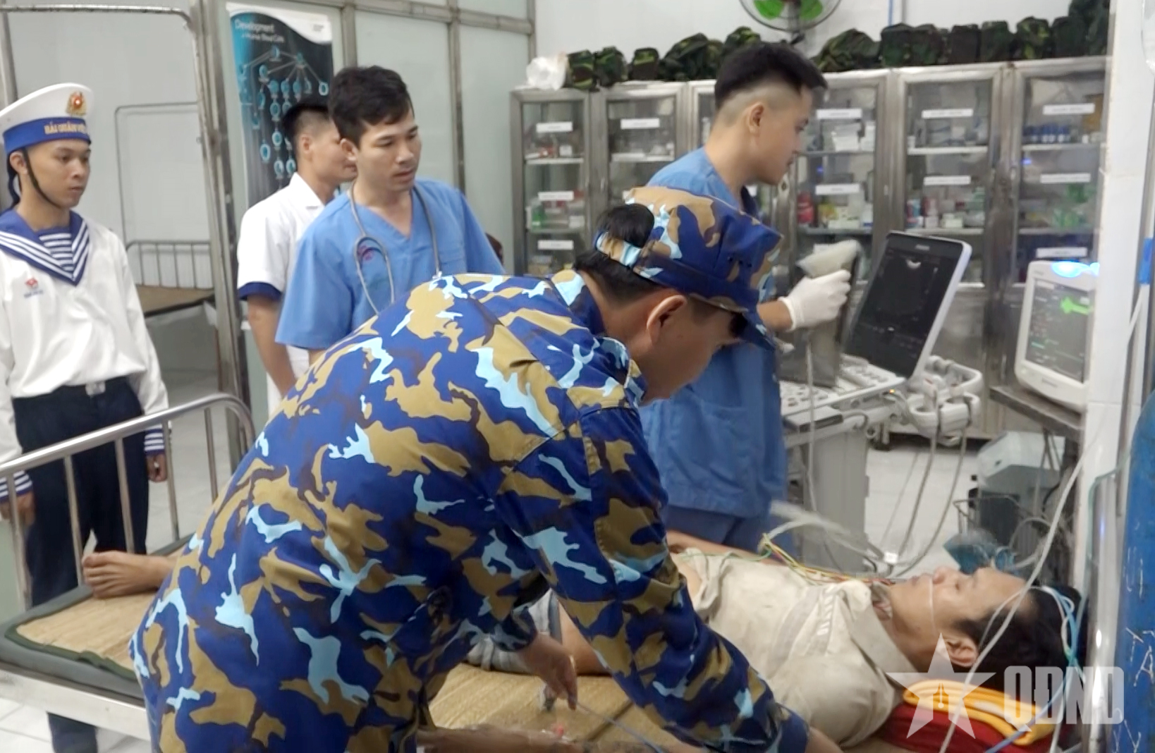 Bệnh xá đảo Song Tử Tây cấp cứu ngư dân bị bệnh trên biển

