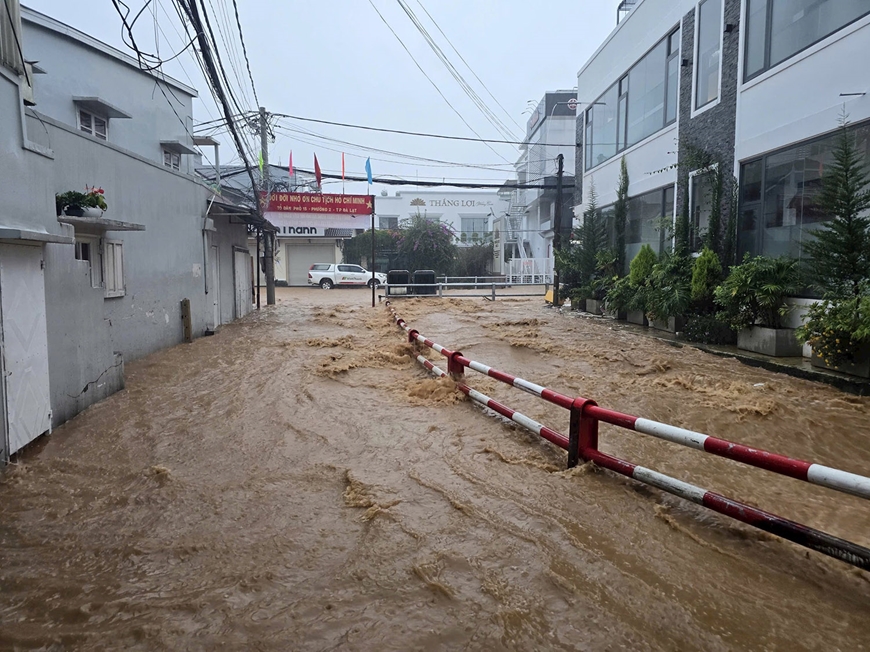 Thiên tai làm 4 người bị thương, 35 ngôi nhà tốc mái