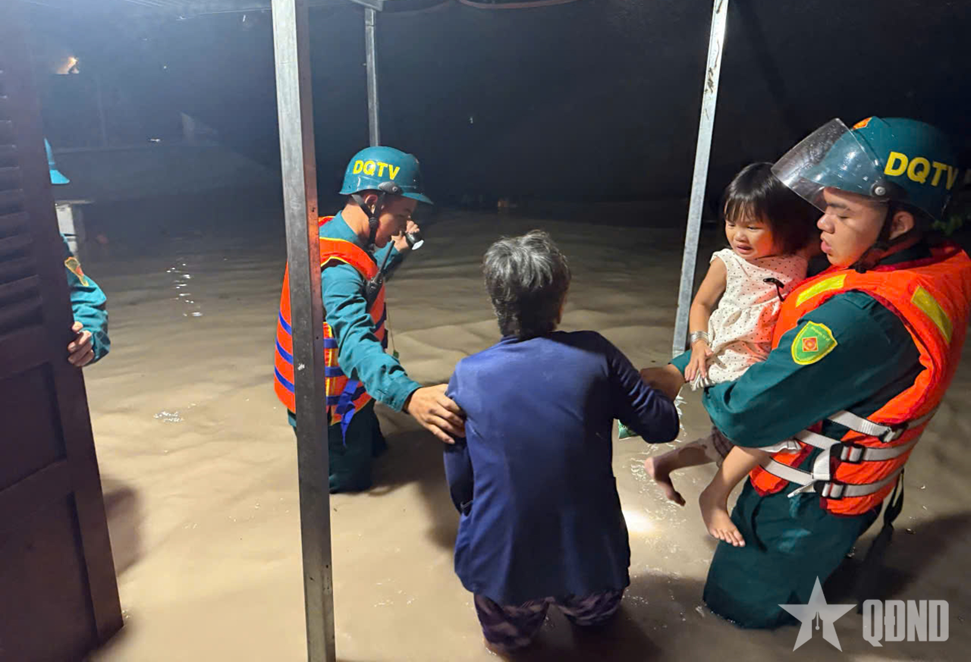 TP Hồ Chí Minh: Kịp thời cứu hộ 12 người trong vùng ngập lụt