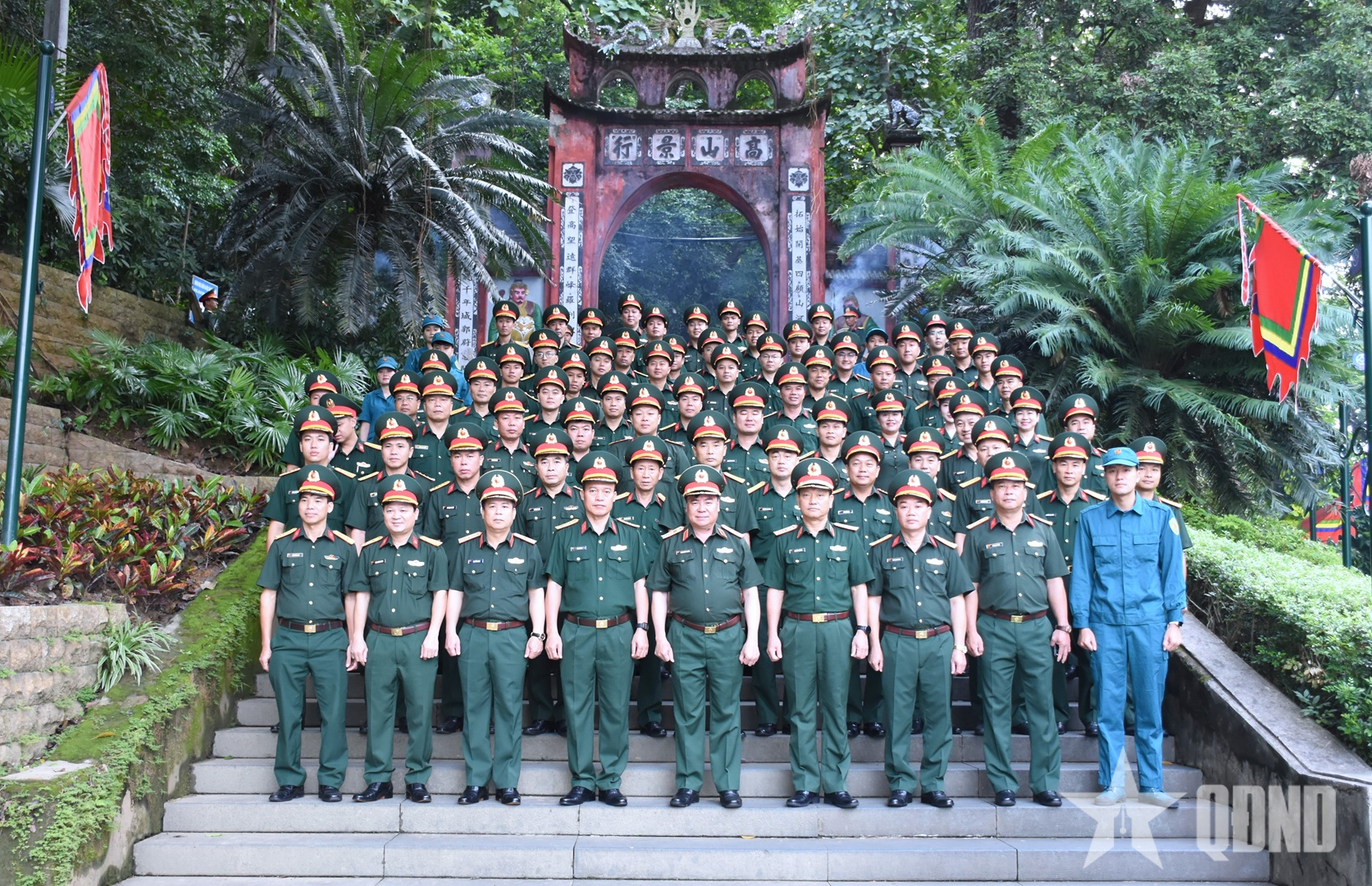 Đoàn đại biểu Quân khu 2 báo công tại Khu di tích lịch sử Đền Hùng
