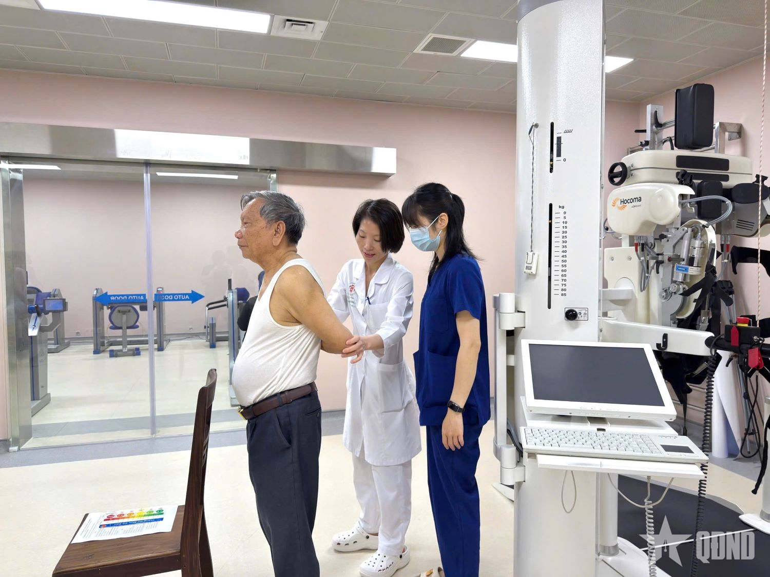 Bác sĩ Phương Chi luôn hết lòng với công việc
