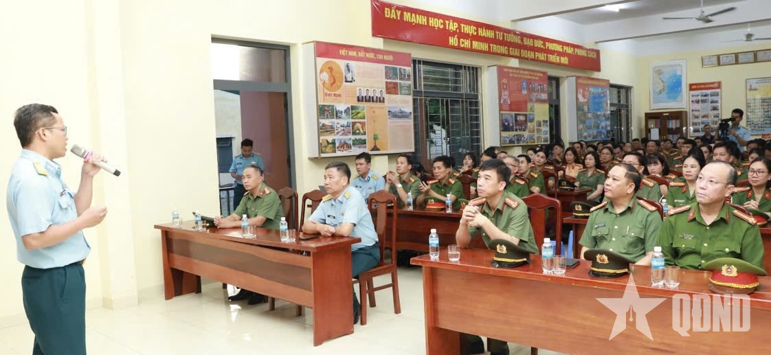 Lớp tập huấn công tác văn hóa trong Công an nhân dân tham quan Trường Sĩ quan Không quân