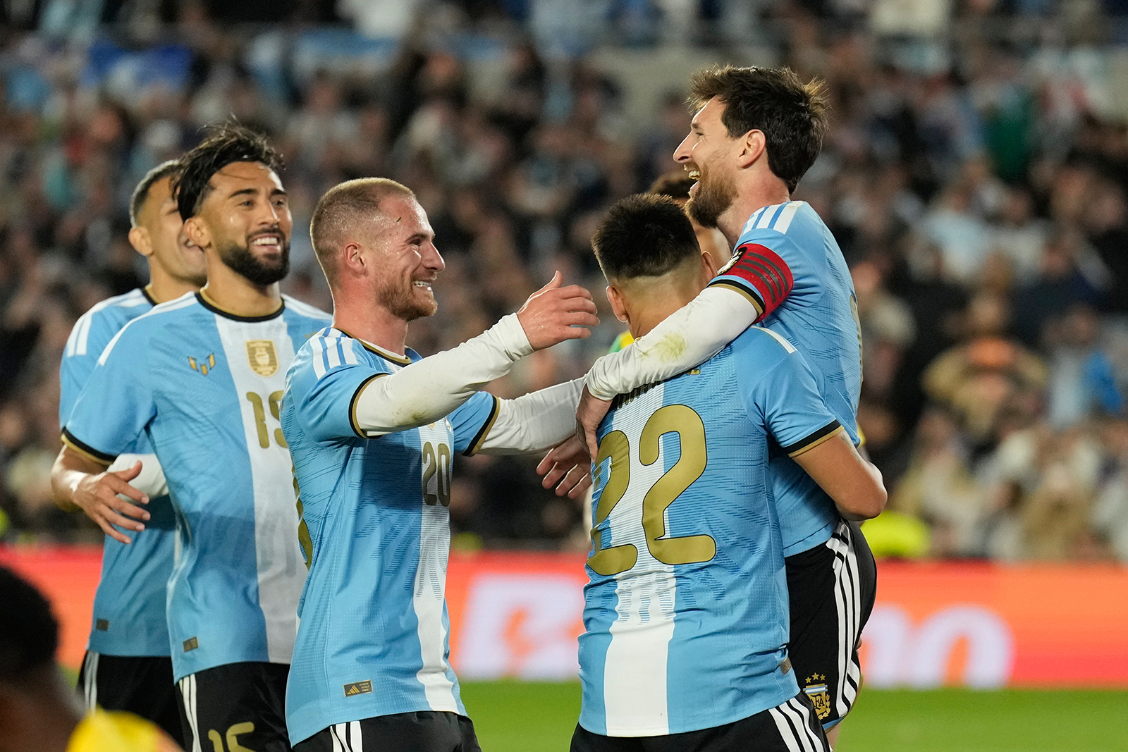 Messi rực sáng trong trận chia tay đội tuyển Argentina