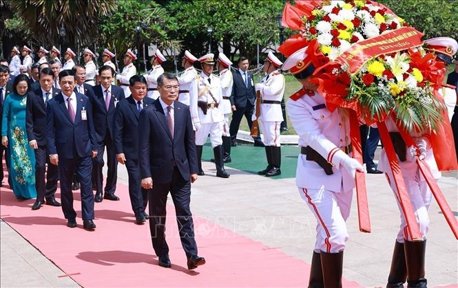 Thủ tướng Lê Minh Hưng đến thủ đô Viêng Chăn, bắt đầu thăm chính thức Lào
