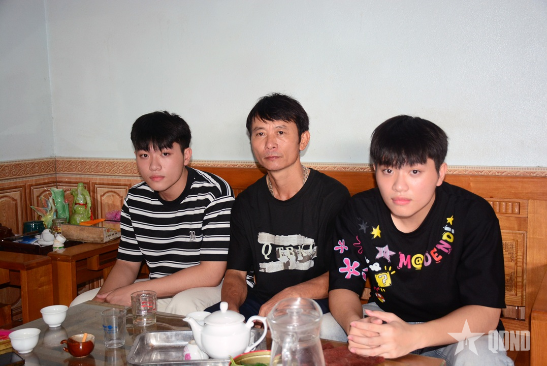 Anh em song sinh chung nguyện vọng quân hành