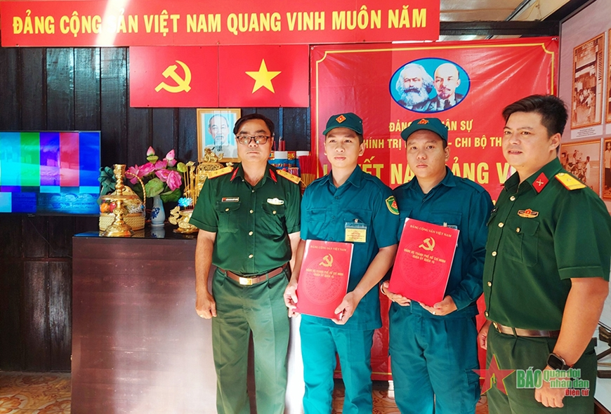Quy định mới về trách nhiệm của đảng viên đang công tác đối với tổ chức đảng và nhân dân nơi cư trú