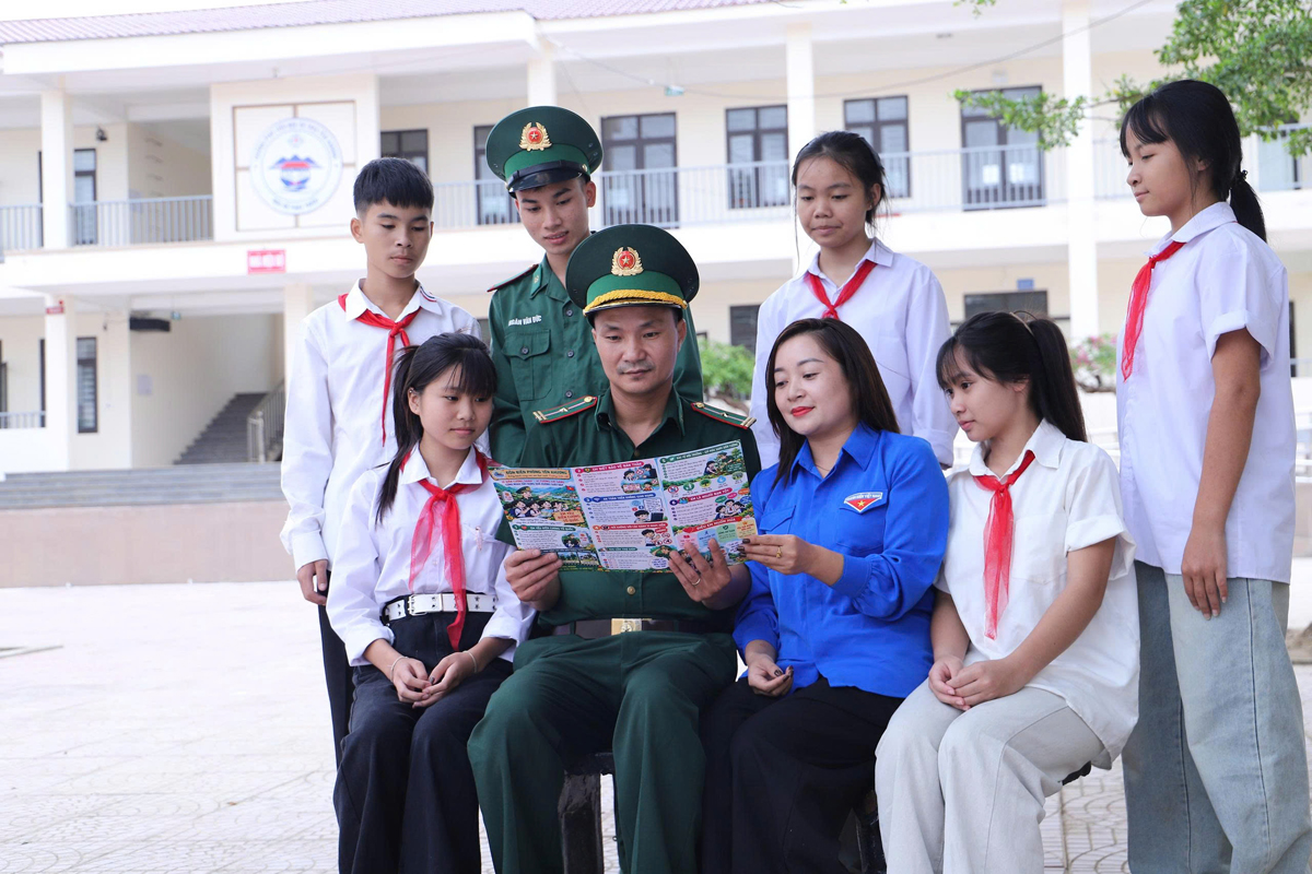 Bộ đội Biên phòng Yên Khương hỗ trợ trường liên cấp ngay từ những ngày đầu vận hành