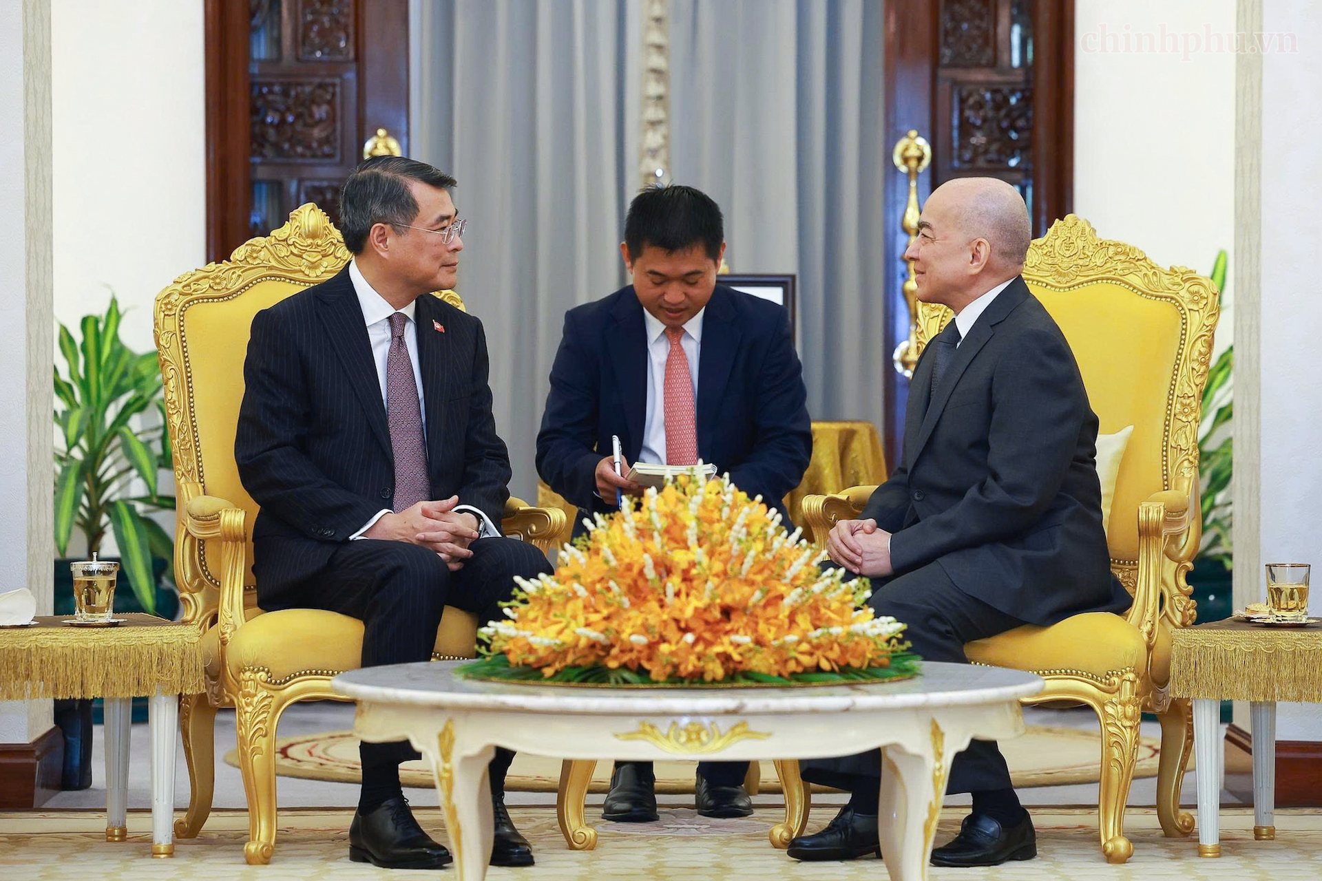 Thủ tướng Chính phủ Lê Minh Hưng chào Quốc vương Norodom Sihamoni và Hoàng Thái hậu Norodom Monineath Sihanouk