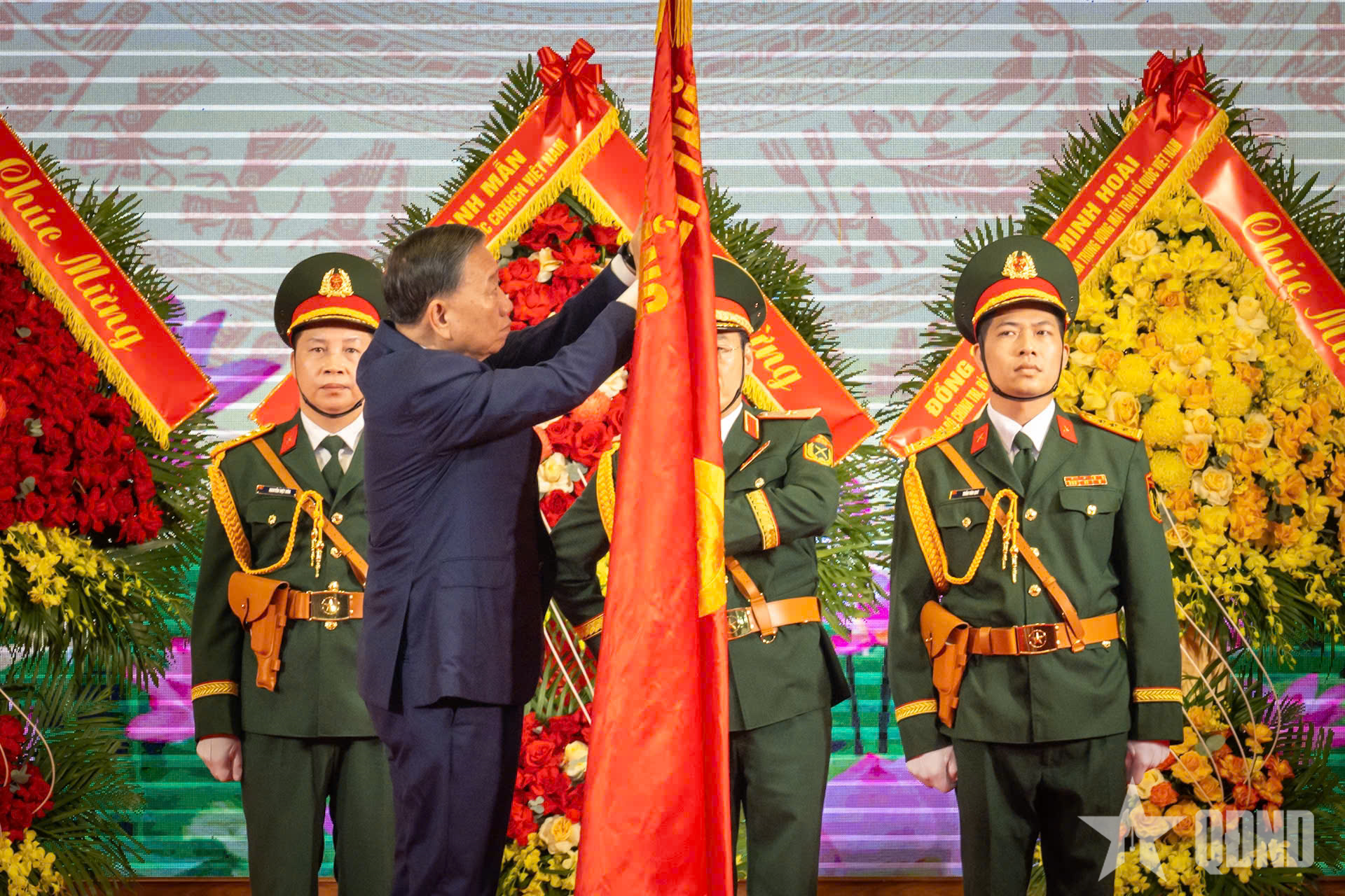 Tổng Bí thư, Chủ tịch nước Tô Lâm trao danh hiệu Anh hùng Lực lượng vũ trang nhân dân tặng Bộ tư lệnh Thủ đô Hà Nội