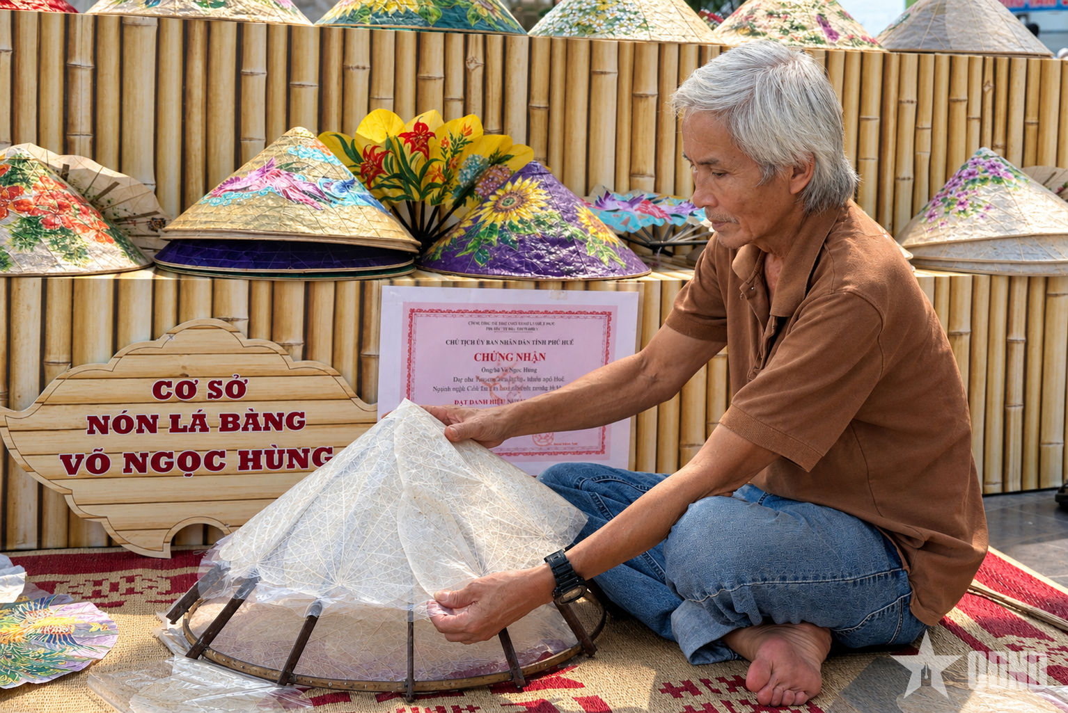 Độc đáo nón lá bàng xuyên sáng của nghệ nhân xứ Huế

